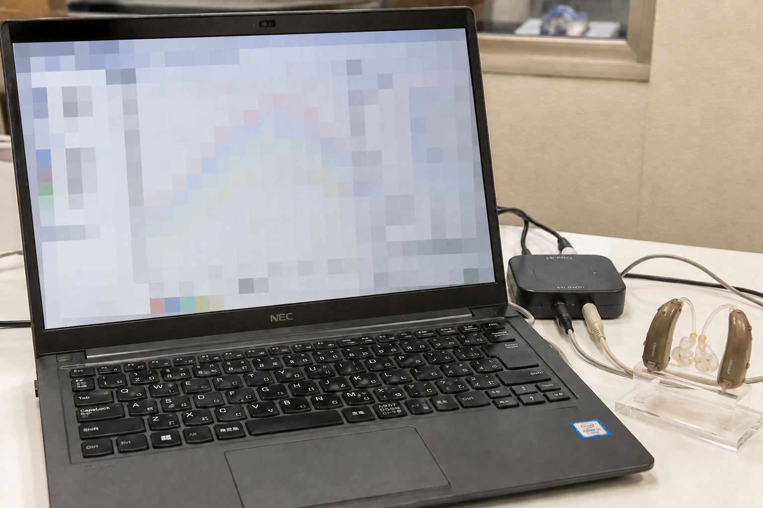 パソコンに接続して補聴器を調整する様子